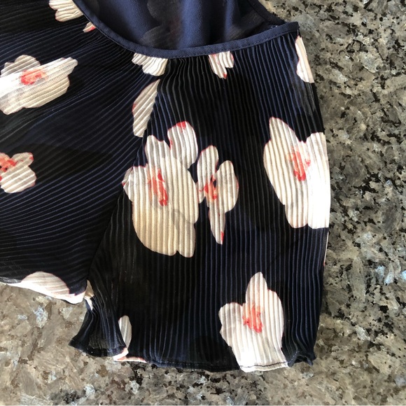 BANANA REPUBLIC Navy, White & Pink Floral Print Micro-Pleated Swing Top - Picture 4 of 14